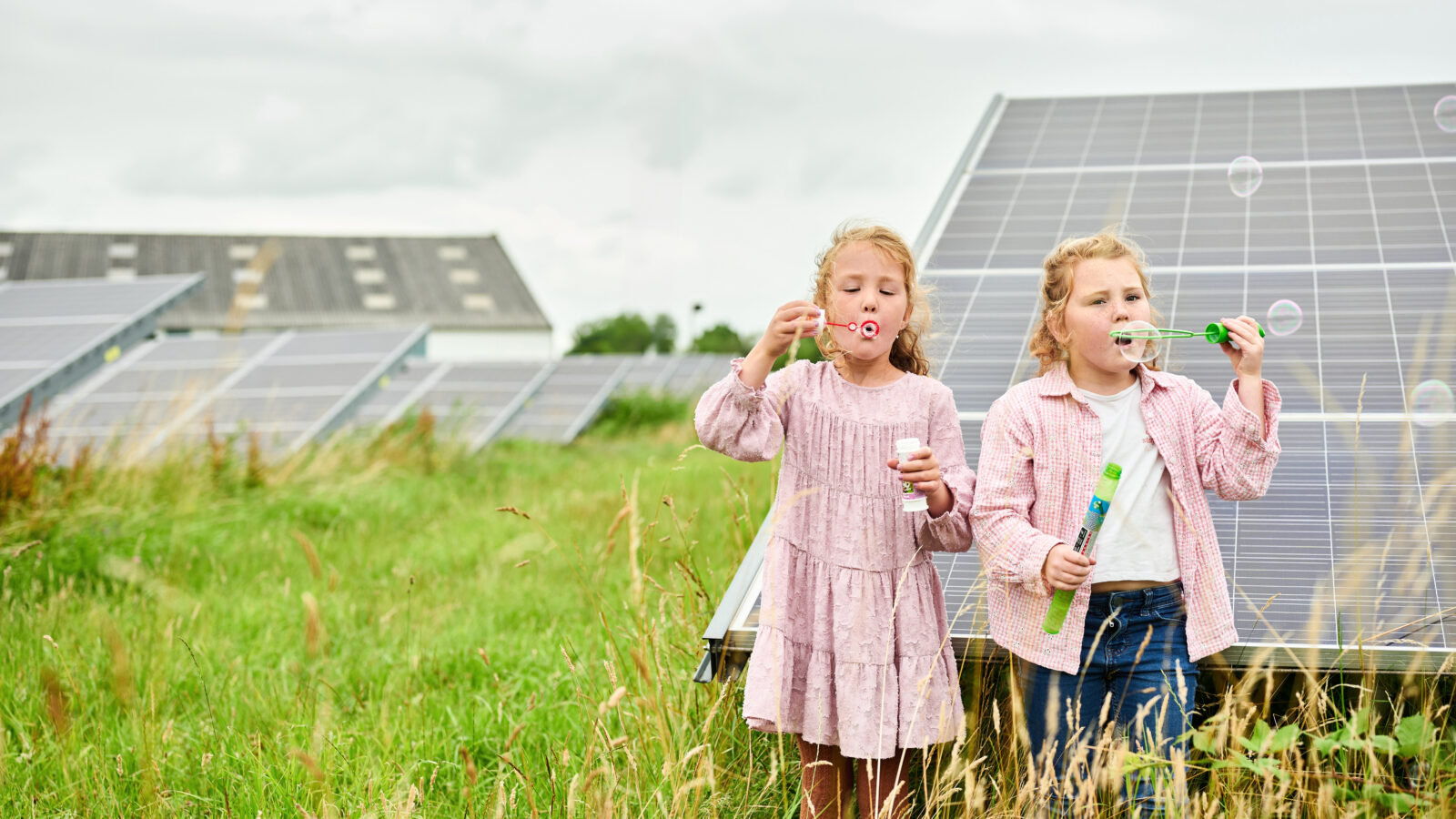 Twee kinderen bellenblazend op een natuurinclusief zonnepark